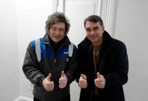 milei-se-reune-com-flavio-bolsonaro-na-argentina:-“vem-ai-a-mare-azul”
