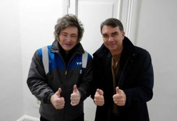 milei-se-reune-com-flavio-bolsonaro-na-argentina:-“vem-ai-a-mare-azul”
