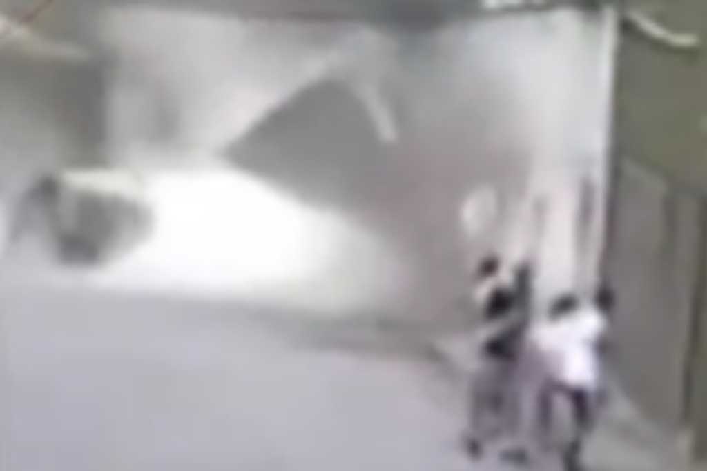 veja-momento-em-que-ex-jogador-do-botafogo-e-atingido-por-muro-no-rio