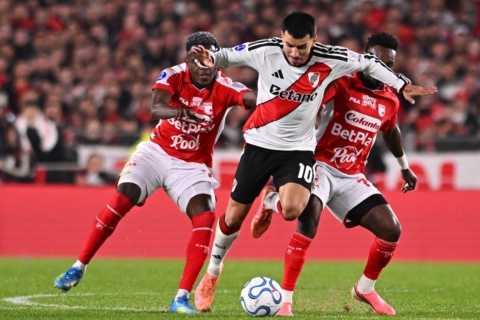 apos-22-cobrancas,-santa-fe-elimina-river-plate-nos-penaltis-e-pega-o-vasco