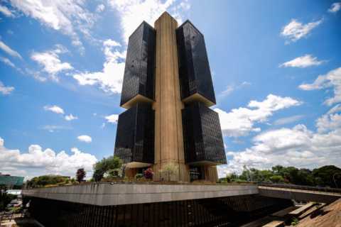 “previa-do-pib”-recua-0,2%-em-julho,-diz-banco-central